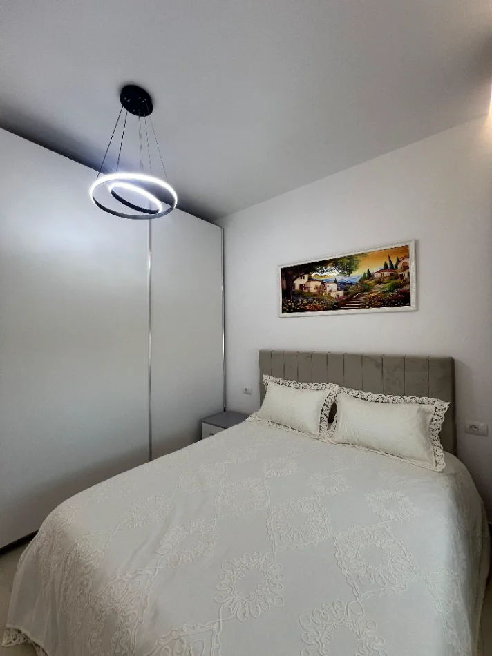 Tirane, jepet me qera apartament 2+1+Ballkon Kati 4, 82 m² 600 € (Rezidenca Henke, prane Spitalit Amerikan 3)