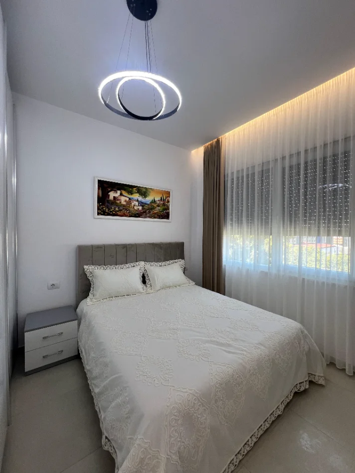 Tirane, jepet me qera apartament 2+1+Ballkon Kati 4, 82 m² 600 € (Rezidenca Henke, prane Spitalit Amerikan 3)