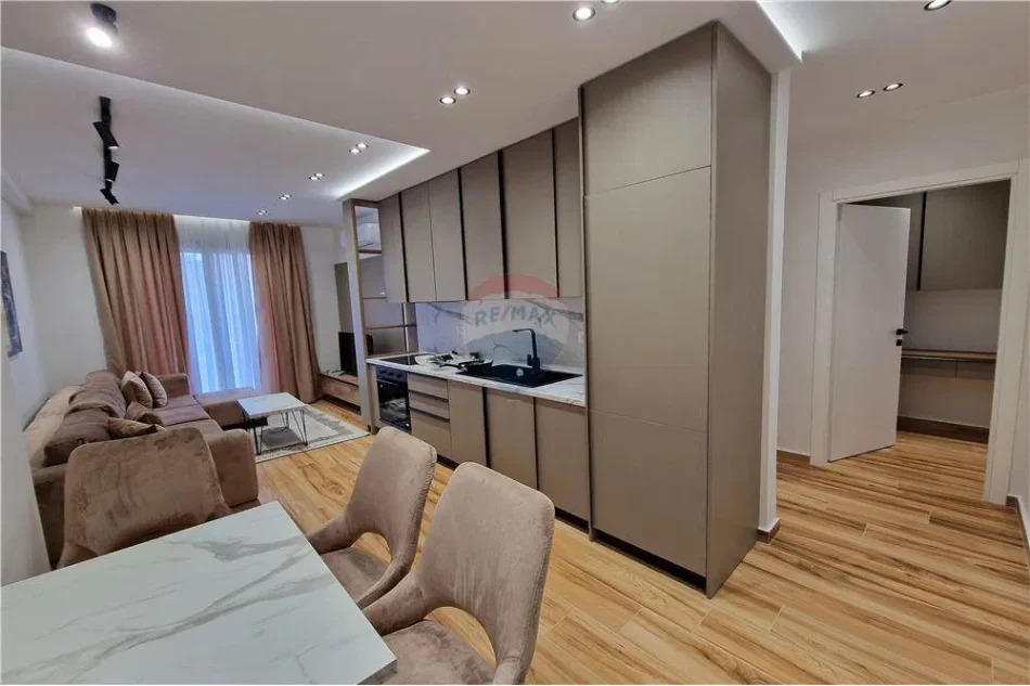 Vlore - Lungomare, jepet me qera apartament 2+1 Kati 2, 85 m² 500 € (Rruga Dhimitër Konomi, Vlore)