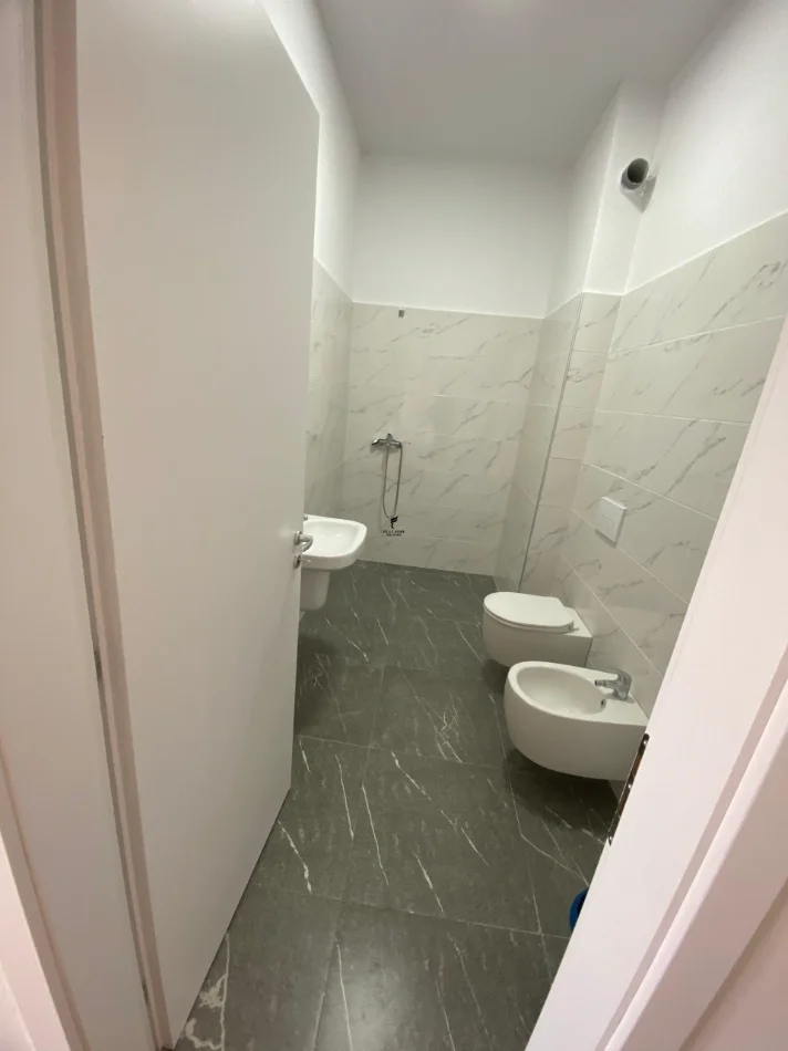 Tirane, jepet me qera zyre Kati 2, 96 m² 1.500 € (VASIL SHANTO)