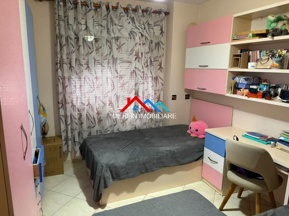 Tirane, jepet me qera apartament 2+1+Ballkon Kati 5, 90 m² 469 € (RRUGA KASTRIOTET,KTHESA E KAMZES)