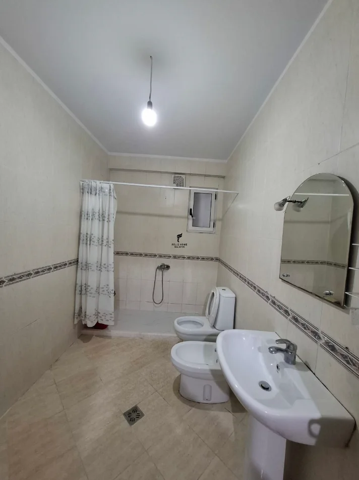 Tirane, jepet me qera apartament 1+1 Kati 2, 85 m² 650 € (KOMUNA E PARISIT)