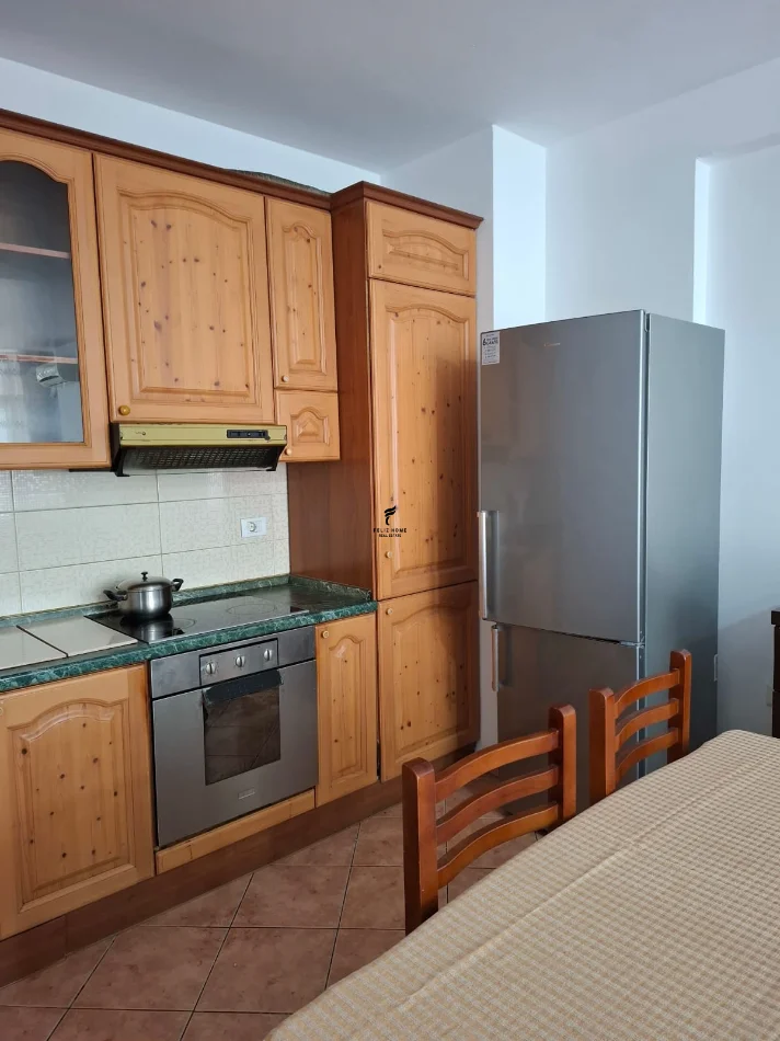Tirane, jepet me qera apartament 1+1 Kati 2, 85 m² 650 € (KOMUNA E PARISIT)