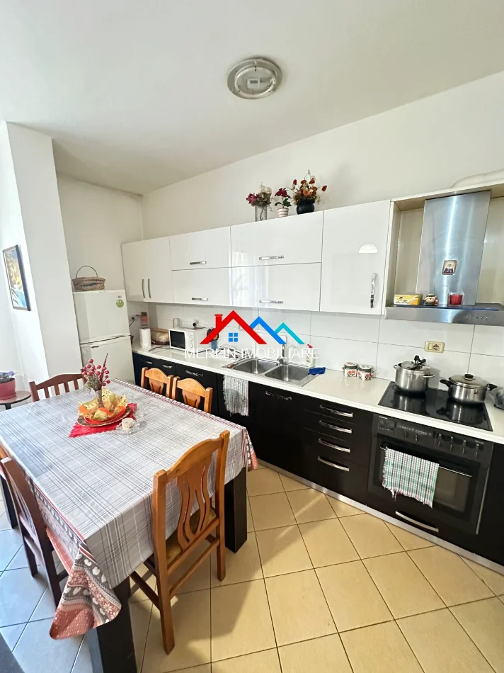 Tirane, shitet apartament 3+1+Ballkon Kati 5, 96 m² 160.000 € (RRUGA JOKLIN PERSI,YZBERISHT)