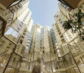 Shitet Apt: 2+1+2 WC & 1 Bllk (📍Rr.Dritan Hoxha - Res. Colonnade  )Super mundësi investimi 🔥 96m² || Kati 10 - 173.000€