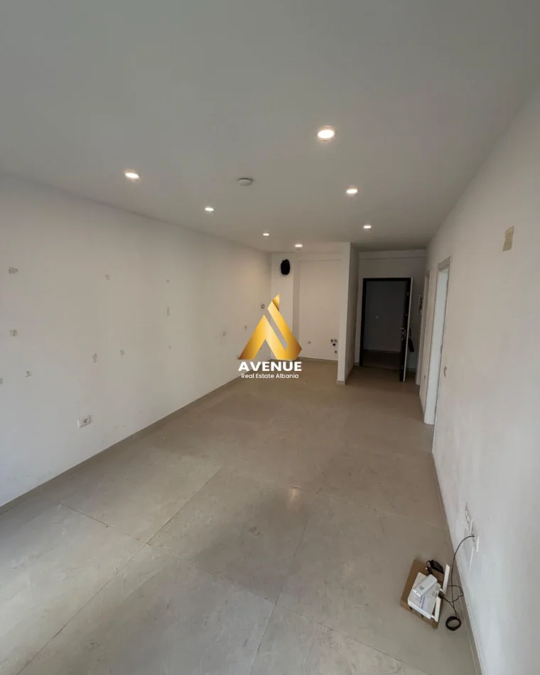 Tirane, jepet me qera ambjent biznesi Kati 3, 68 m² 500 € (KOMPLEKSI ZIRKON, TIRANË)