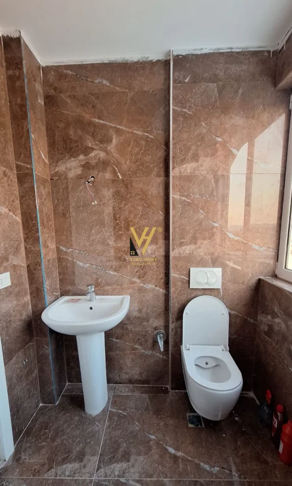 Tirane, jepet me qera apartament Dublex Kati 8, 95 m² 720 € (SHKOZE)