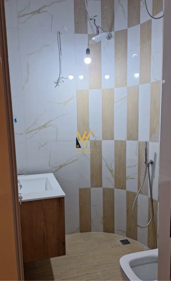 Tirane, jepet me qera apartament Dublex Kati 8, 95 m² 720 € (SHKOZE)