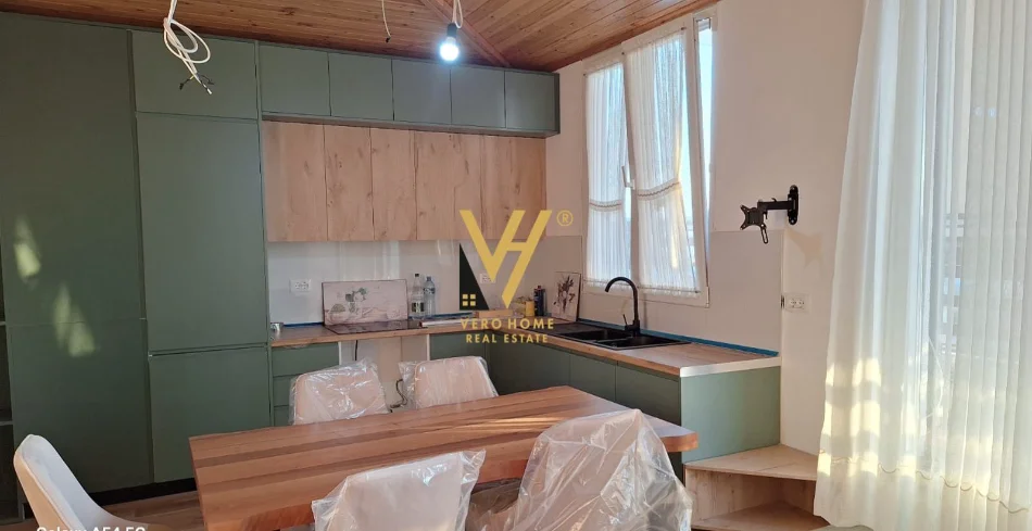 Tirane, jepet me qera apartament Dublex Kati 8, 95 m² 720 € (SHKOZE)