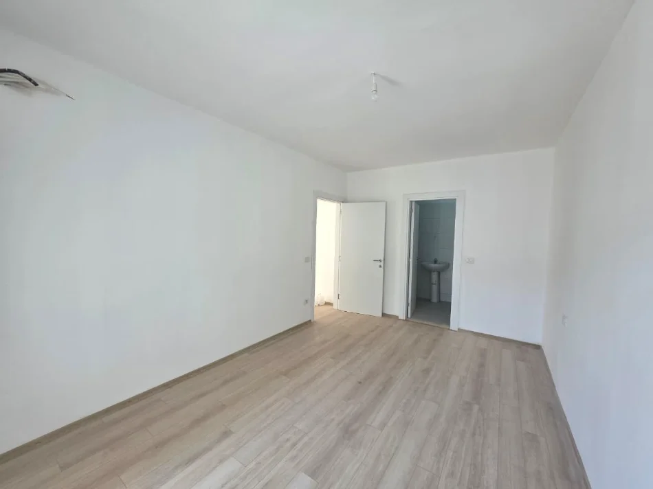 Tirane, jap me qera apartament 2+1+Aneks+Ballkon Kati 3, 112 m² 340 € (Rruga Thimi Kroj, Kombinat)