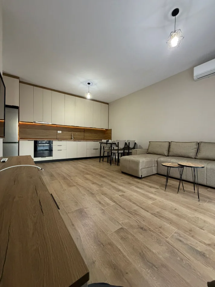 Tirane, jepet me qera apartament 1+1 Kati 4, 60 m² 400 € (UNIVERS CITY)