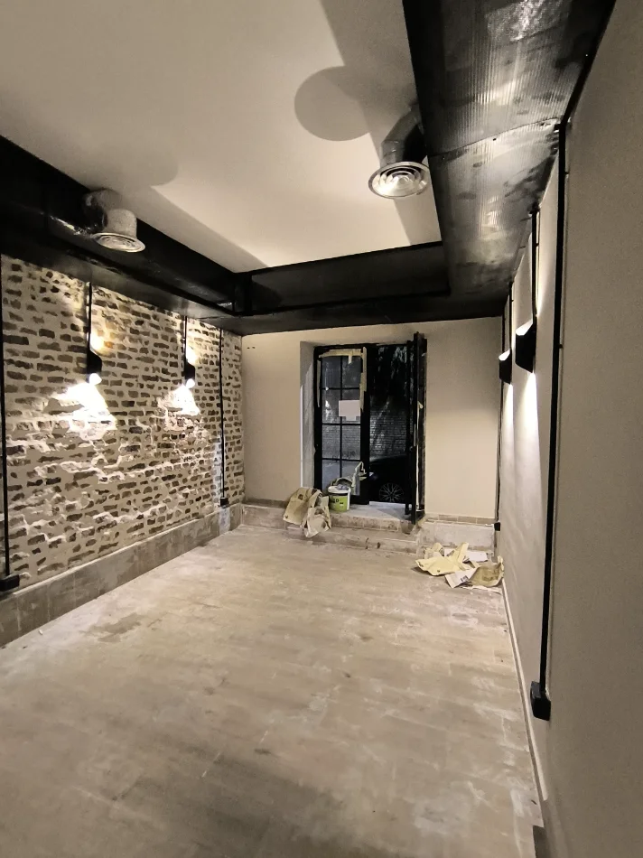 Tirane, jepet me qera dyqan Kati 0, 100 m² 1.000 € (VASIL SHANTO)