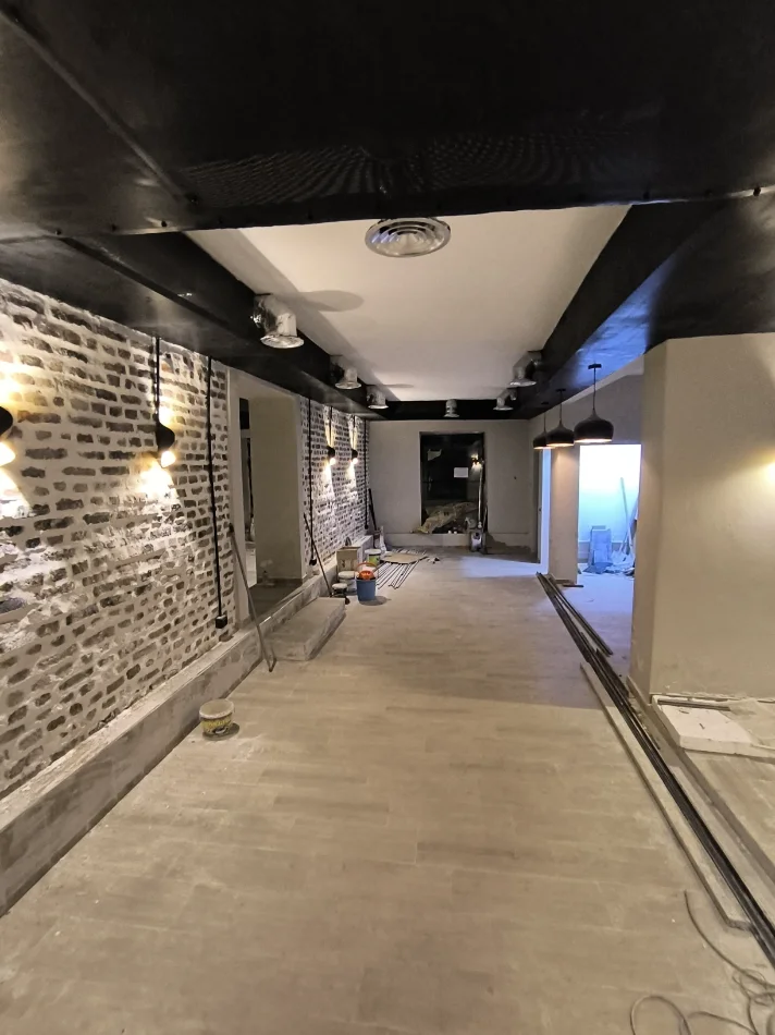 Tirane, jepet me qera dyqan Kati 0, 100 m² 1.000 € (VASIL SHANTO)