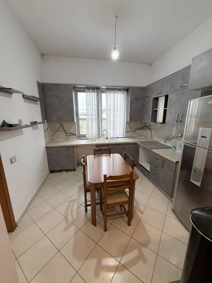 Durres, jepet me qera apartament 3+1 Kati 2, 100 m² 350 € (Shkozet)
