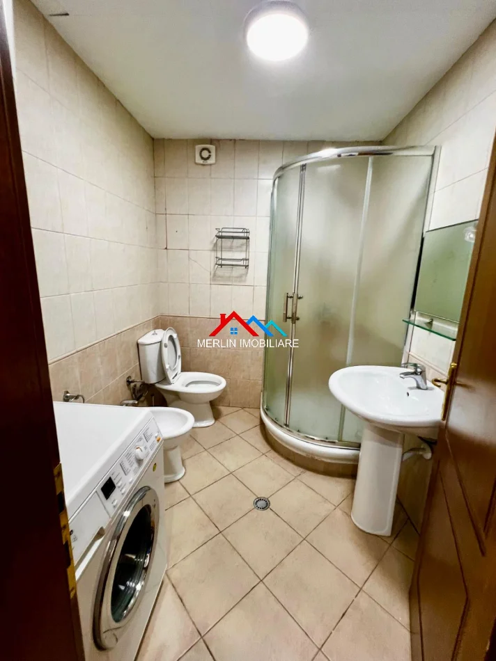 Tirane, jepet me qera apartament 1+1+Ballkon Kati 2, 69 m² 570 € (BULEVARDI ZHAN DARK,BRRYLI)