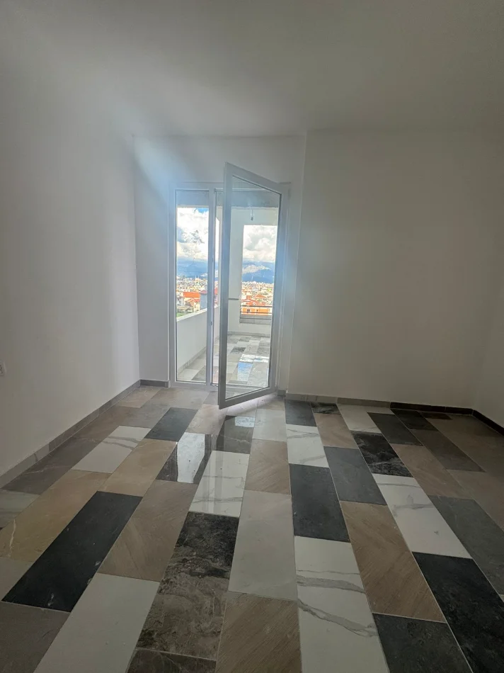 Tirane, shitet apartament 2+1+Ballkon Kati 4, 115 m² 140.000 € (Casa Italia,kthesa e Kamzes)