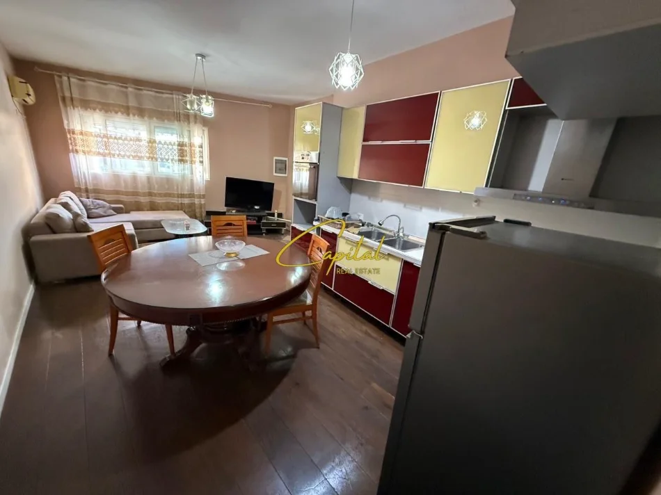 Tirane, jepet me qera apartament 2+1 Kati 1, 100 m² 500 € (ISH TREGU ELEKTRIK)