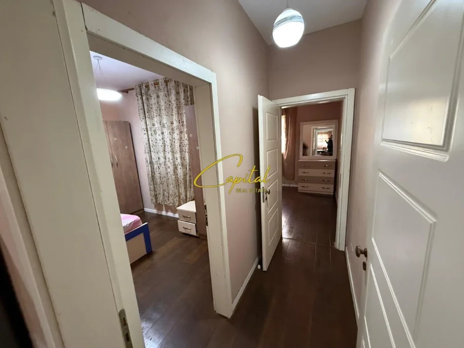 Tirane, jepet me qera apartament 2+1 Kati 1, 100 m² 500 € (ISH TREGU ELEKTRIK)