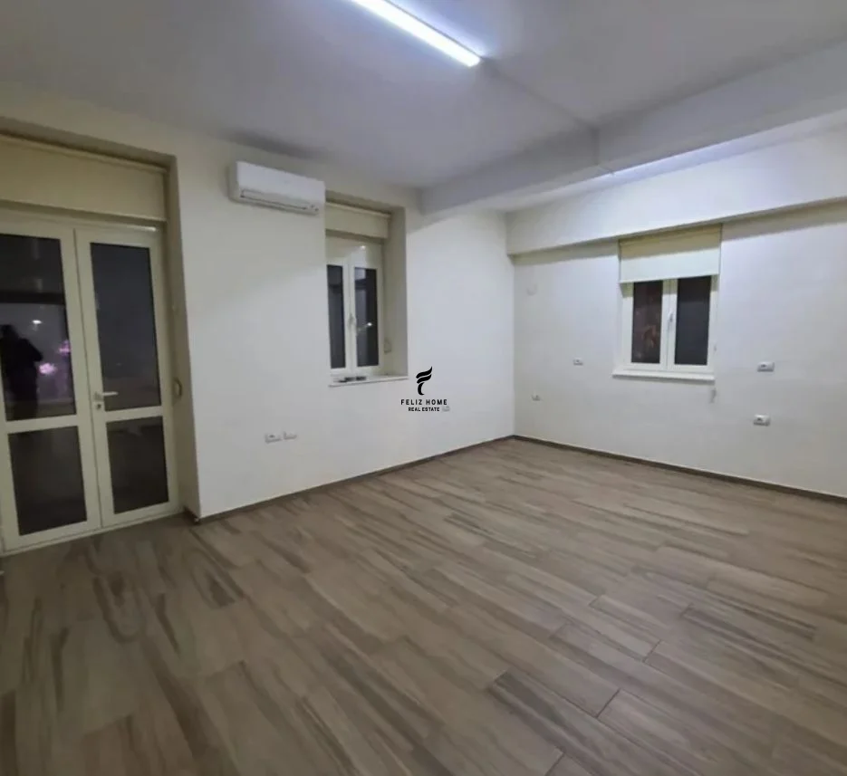 Tirane, jepet me qera zyre Kati 2, 75 m² 850 € (RRUGA FORTUZI)