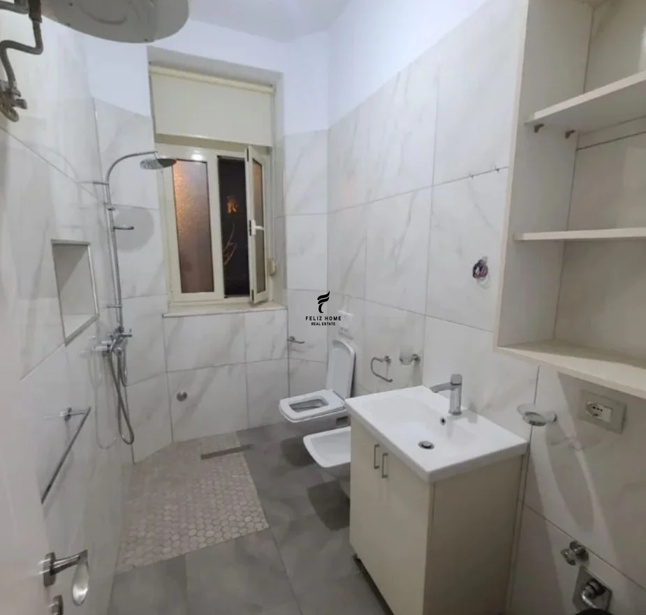 Tirane, jepet me qera zyre Kati 2, 75 m² 850 € (RRUGA FORTUZI)