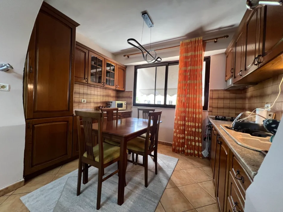 Tirane, jepet me qera apartament 2+1 Kati 3, 80 m² 650 € (Myslym Shyrri)