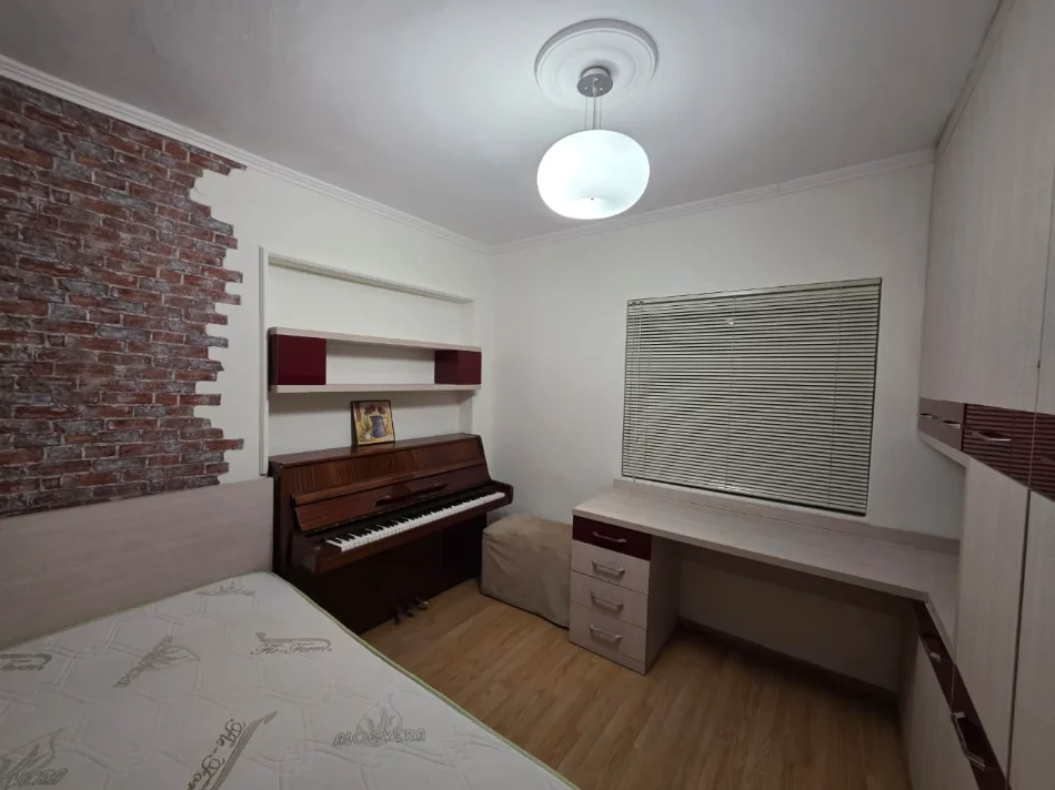 Tirane, jepet me qera apartament 4+1+Aneks+Ballkon Kati 3, 120 m² 1.500 € (Rruga Mine Peza,)