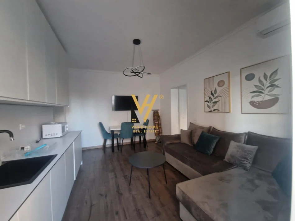 Tirane, jepet me qera apartament 1+1+Ballkon Kati 2, 70 m² 620 € (21 DHJETORI)