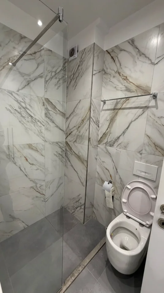 Durres, jepet me qera apartament 1+1 Kati 3, 65 m² 600 € (Rruga Currilave)