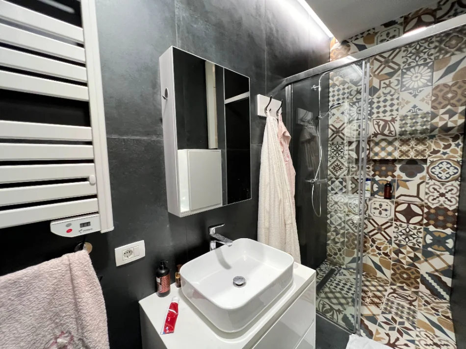 Tirane, jepet me qera apartament 2+1+Aneks+Ballkon Kati 4, 121 m² (Rruga Kavajes)