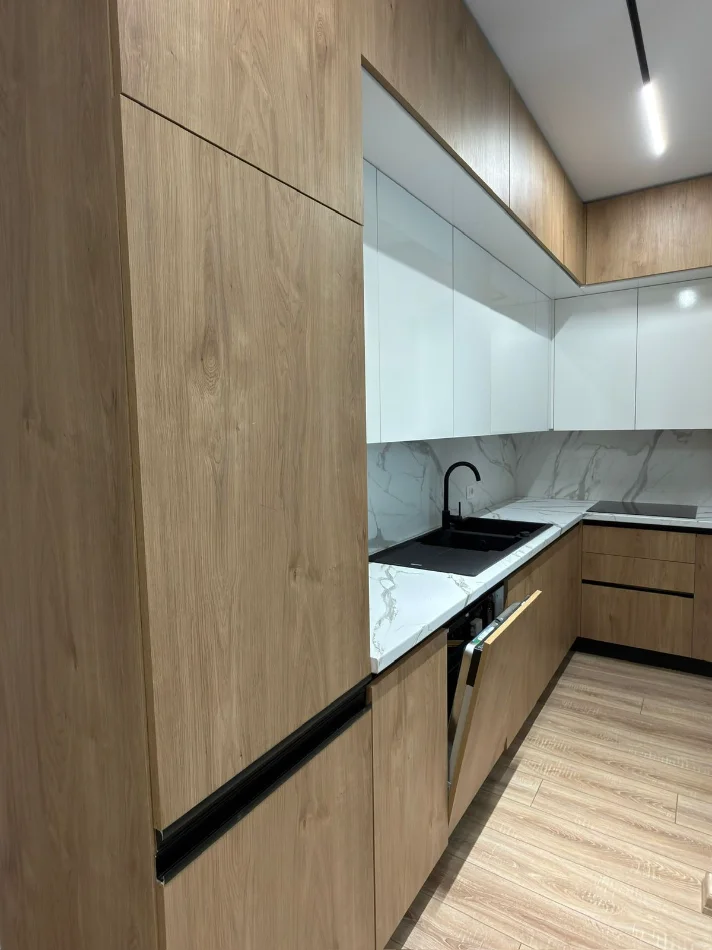 Tirane, shes apartament 2+1 Kati 7, 100 m² (Komuna Parisit)