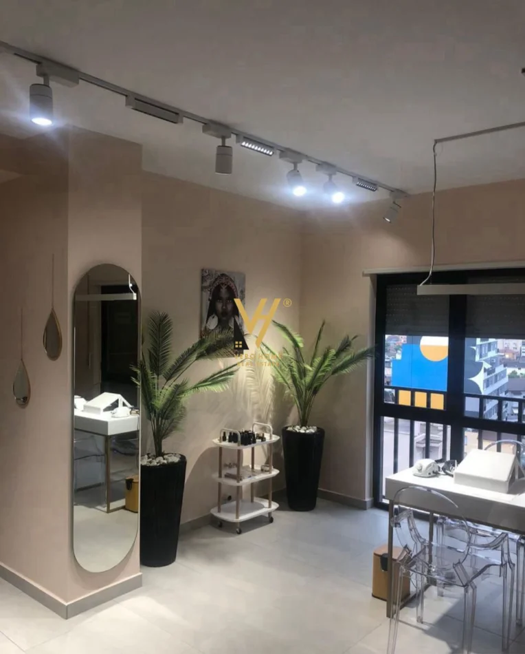 Tirane, jepet me qera ambjent biznesi Kati 10, 116 m² 750 € (SELVIA)