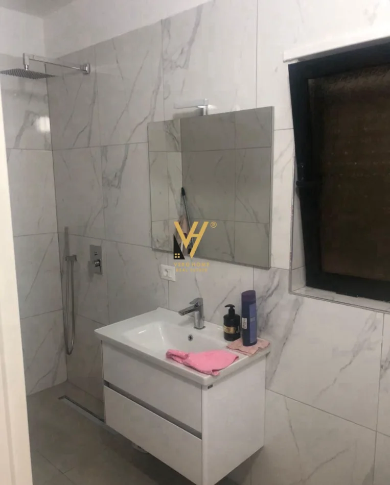 Tirane, jepet me qera ambjent biznesi Kati 10, 116 m² 750 € (SELVIA)