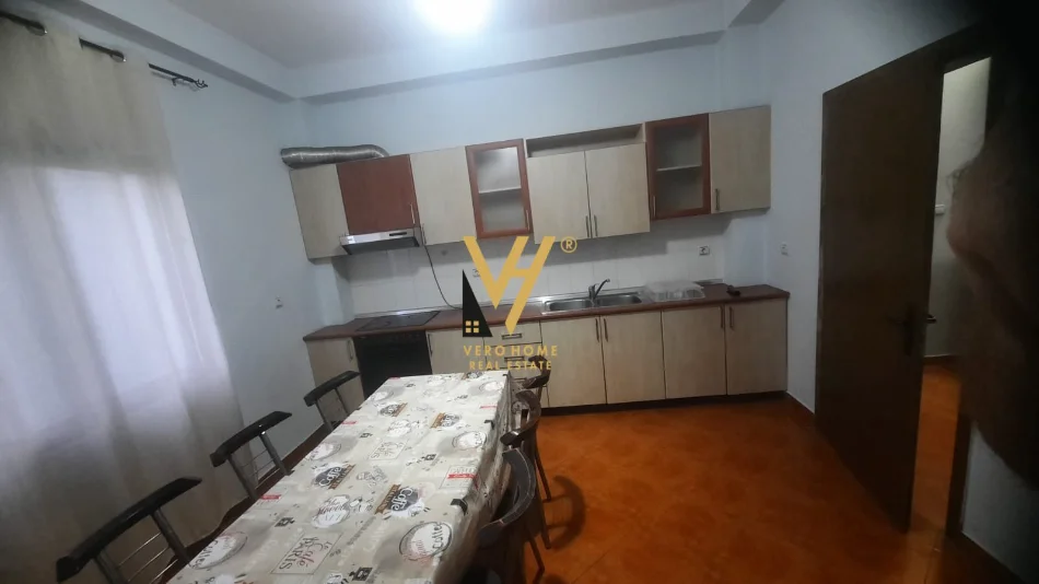 Tirane, jepet me qera apartament 3+1+Ballkon Kati 2, 148 m² 470 € (QYTET STUDENTI)