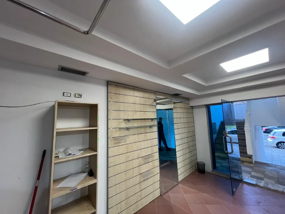 🏢 Jepet me Qera Ambient Biznesi  ne Rruge Kryesore ne Brryl, 500 mije leke