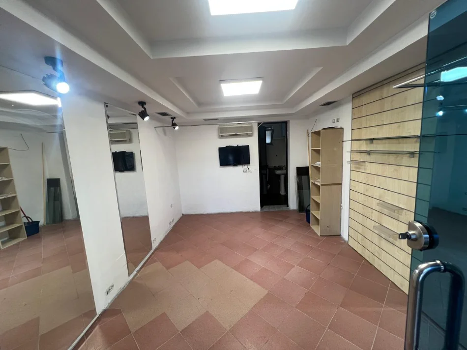 🏢 Jepet me Qera Ambient Biznesi  ne Rruge Kryesore ne Brryl, 500 mije leke