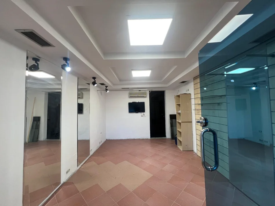 🏢 Jepet me Qera Ambient Biznesi  ne Rruge Kryesore ne Brryl, 500 mije leke