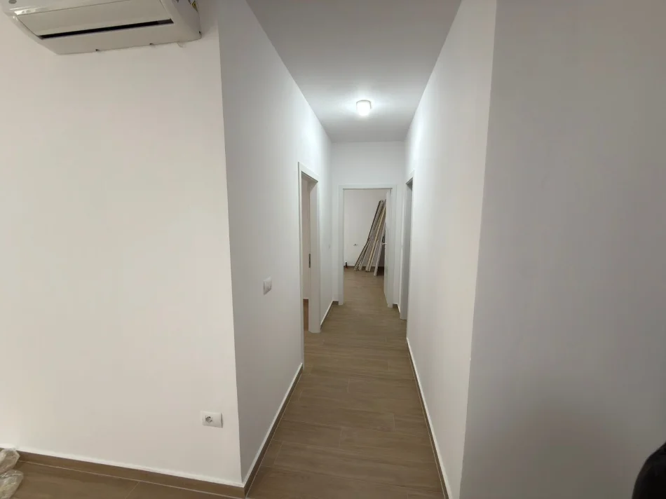 Tirane, jepet me qera ambjent biznesi Kati 2, 90 m² (Zogu i zi)