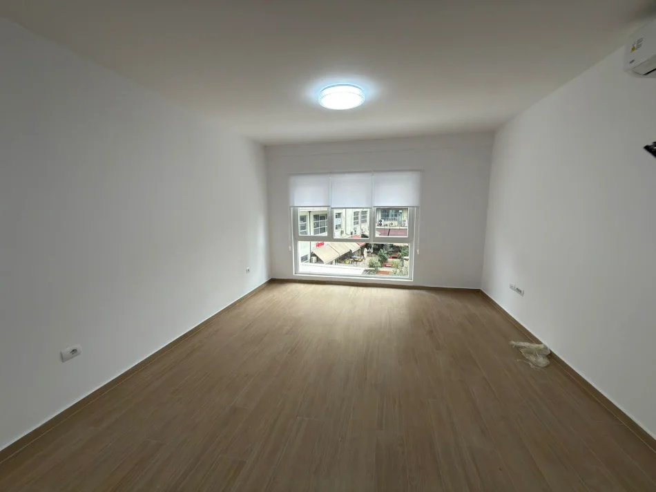 Tirane, jepet me qera ambjent biznesi Kati 2, 90 m² (Zogu i zi)