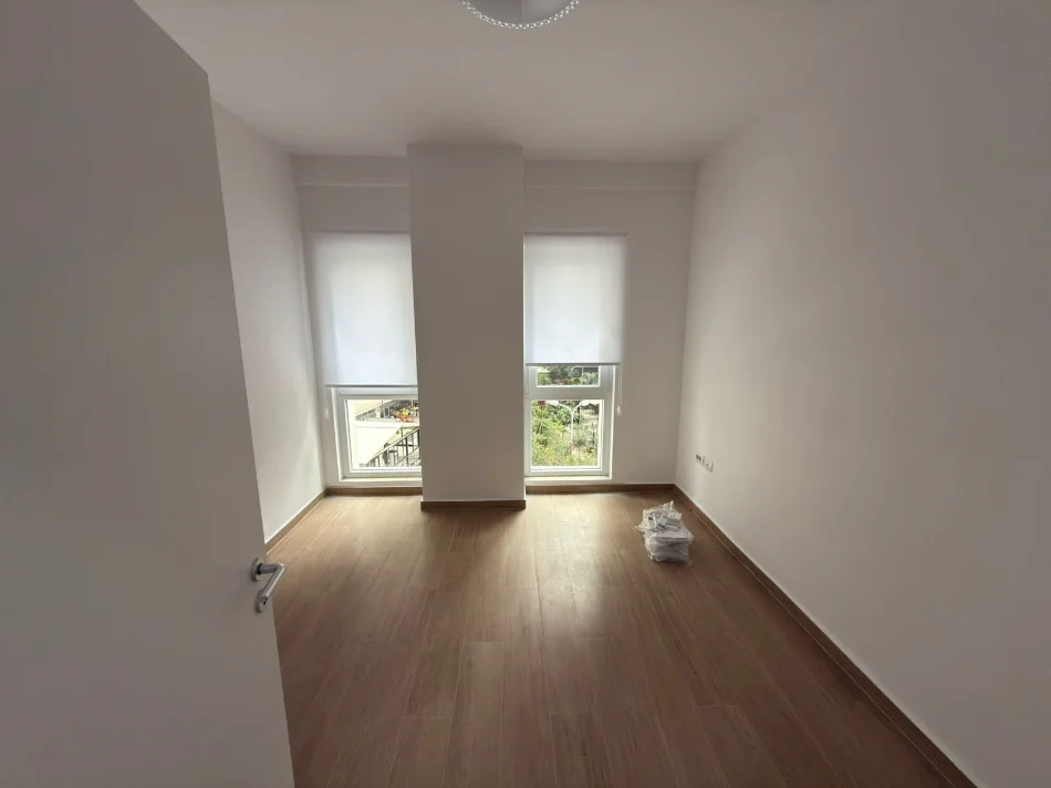 Tirane, jepet me qera ambjent biznesi Kati 2, 90 m² (Zogu i zi)