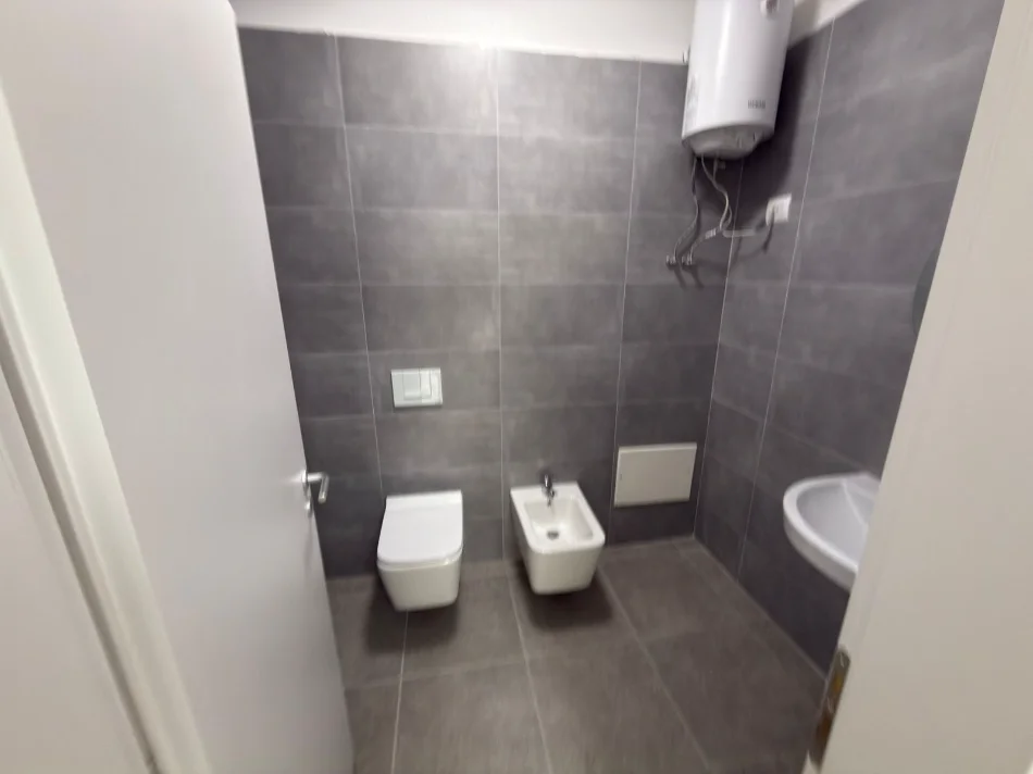 Tirane, jepet me qera ambjent biznesi Kati 2, 90 m² (Zogu i zi)