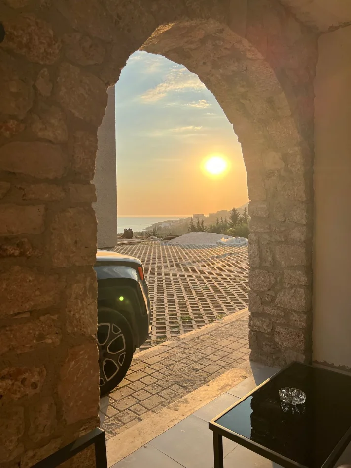 SHITET: 1+1+1 Verand + 1Post Parkimi📍Dhermi (Res. Sofo Duni) - 205,000€ - Sp.71m² - Orientim Jug🌞|| Pamje Spektakolare nga Deti 🌊 Vetem 300m Larg🏃