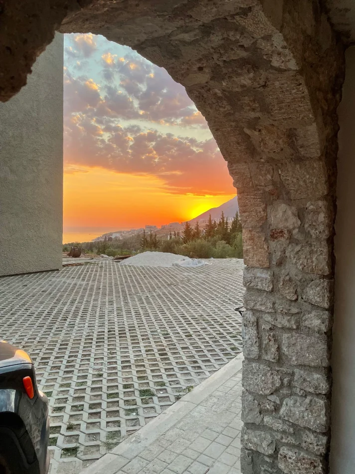 SHITET: 1+1+1 Verand + 1Post Parkimi📍Dhermi (Res. Sofo Duni) - 205,000€ - Sp.71m² - Orientim Jug🌞|| Pamje Spektakolare nga Deti 🌊 Vetem 300m Larg🏃