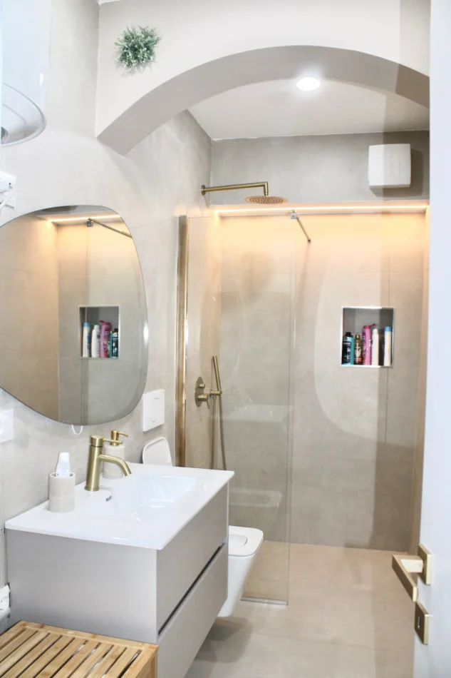 Tirane, shitet apartament 2+1+Ballkon Kati 3, 70 m² (Bllok)