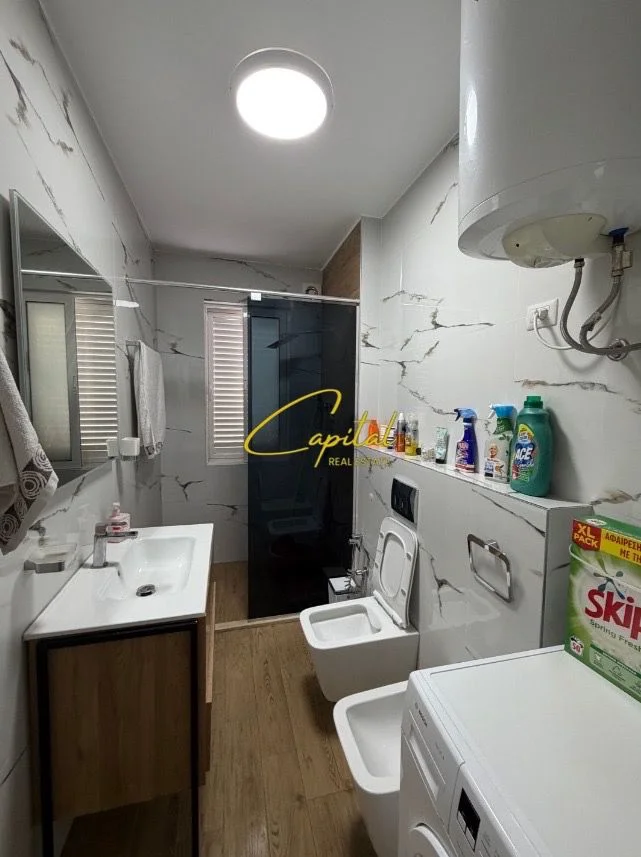 Tirane, jepet me qera apartament 2+1 Kati 7, 108 m² 600 € (FRESKU)