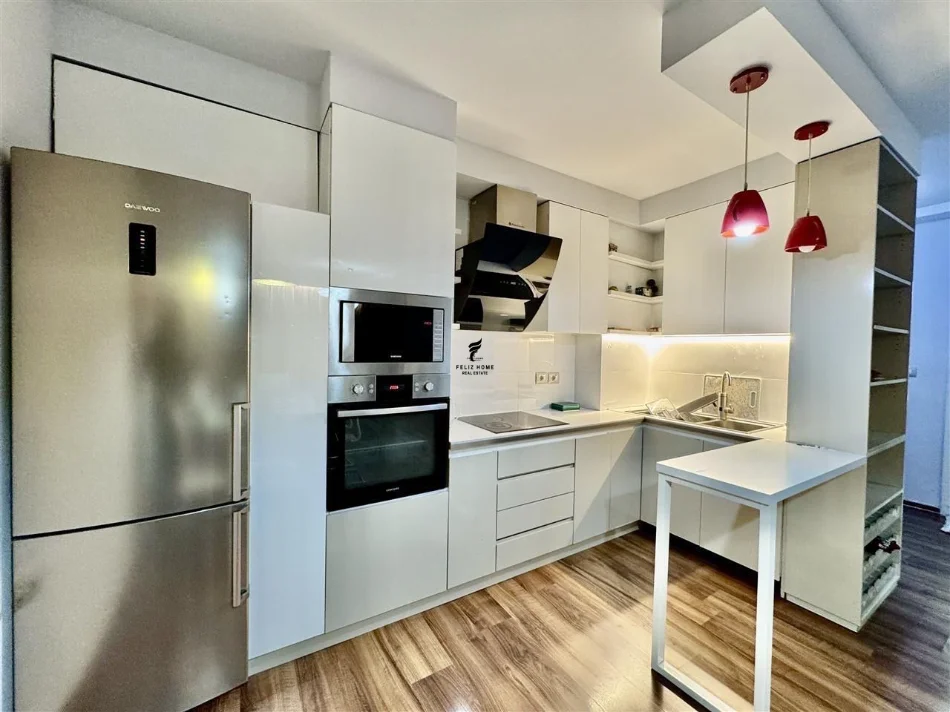 Tirane, jepet me qera apartament 1+1 Kati 10, 75 m² 700 € (KOMUNA E PARISIT)