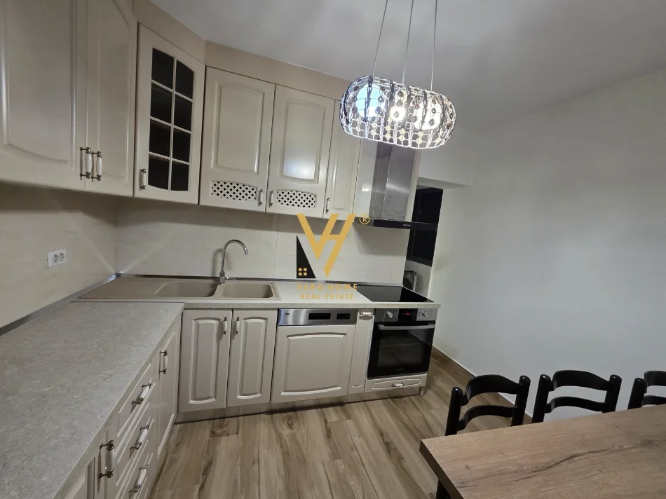 Tirane, jepet me qera apartament 4+1+Ballkon Kati 3, 120 m² 1.500 € (MINE PEZA)