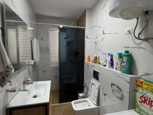 Tirane, jepet me qera apartament 2+1+Ballkon Kati 7, 108 m² 600 € (FRESKU)