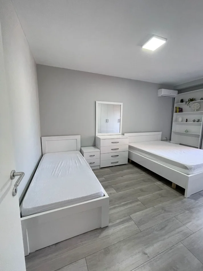 Tirane, jepet me qera apartament 2+1+Ballkon Kati 5, 109 m² 850 € (21 Dhjetori)