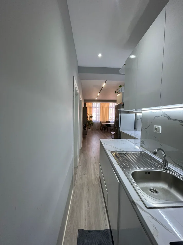 Tirane, jepet me qera apartament 2+1+Ballkon Kati 5, 109 m² 850 € (21 Dhjetori)