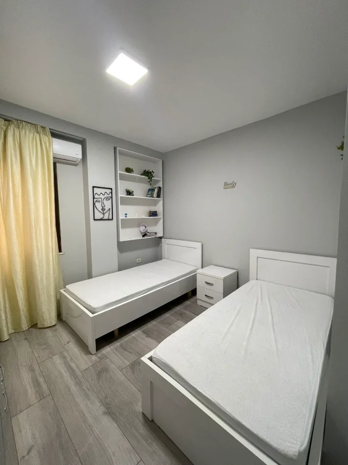 Tirane, jepet me qera apartament 2+1+Ballkon Kati 5, 109 m² 850 € (21 Dhjetori)